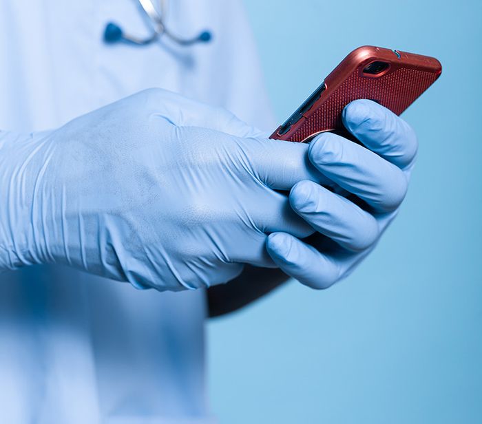 Veterinario usando el celular